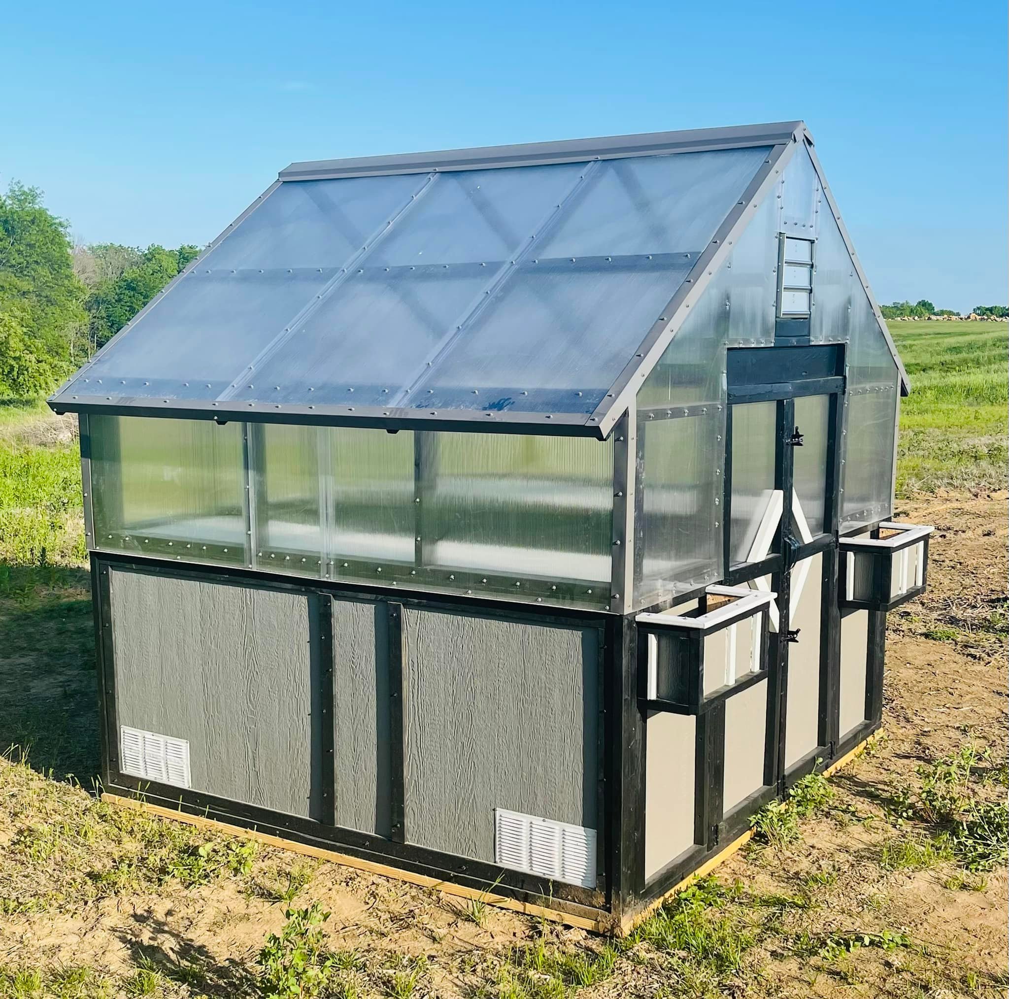 8x8 greenhouse 📍Fan and exhaust system 📍Double wall poly carbonate sheets